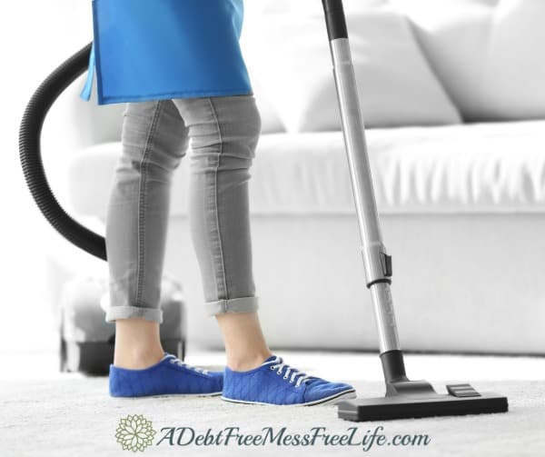 These BRILLIANT cleaning tips will surely help you get your household sparkling CLEAN. They are AMAZING because they help you clean FAST! A must read post if you're tired of cleaning all day! 
